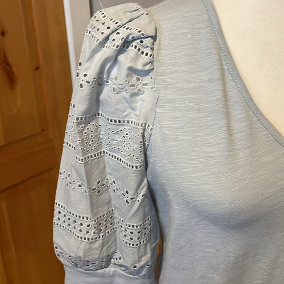 Lace sleeved v-neck top - Picture 2 of 7